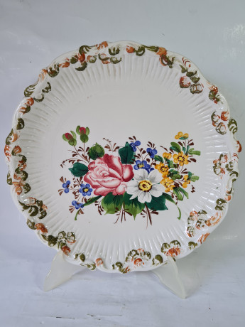 Тарелка винтажная, белая керамика с разноцветным цветочным декором и фактурным краем, 30,5 x 4,5 см, Италия, 1960-70гг.