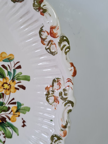 Тарелка винтажная, белая керамика с разноцветным цветочным декором и фактурным краем, 30,5 x 4,5 см, Италия, 1960-70гг.