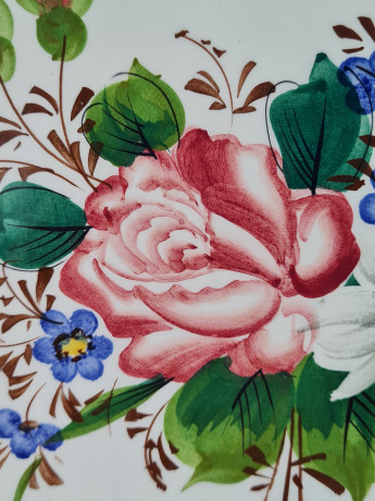 Тарелка винтажная, белая керамика с разноцветным цветочным декором и фактурным краем, 30,5 x 4,5 см, Италия, 1960-70гг.