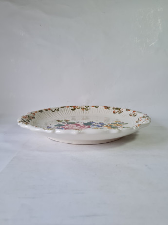 Тарелка винтажная, белая керамика с разноцветным цветочным декором и фактурным краем, 30,5 x 4,5 см, Италия, 1960-70гг.