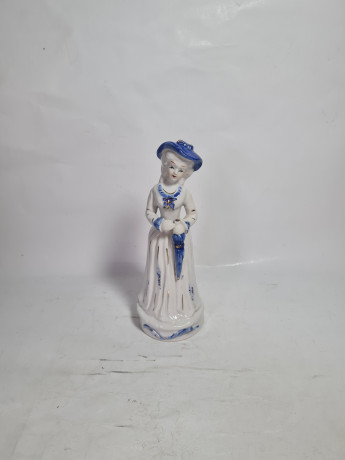 Статуэтка винтажная "Дама в шляпе с зонтом", фарфор, 20 см, Китай, 1970-80гг.