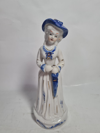 Статуэтка винтажная "Дама в шляпе с зонтом", фарфор, 20 см, Китай, 1970-80гг.