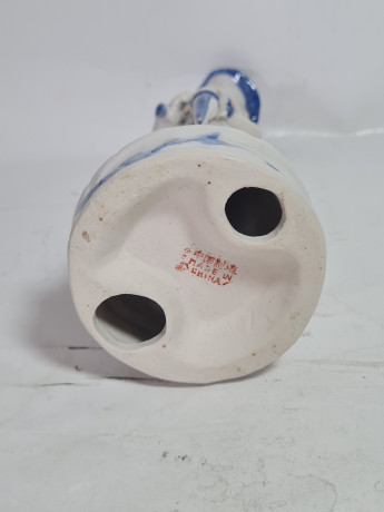 Статуэтка винтажная "Дама в шляпе с зонтом", фарфор, 20 см, Китай, 1970-80гг.