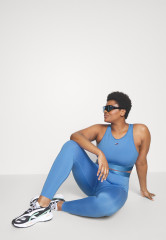 Tommy Hilfiger ESSENTIALS TAPE BRA Medium support sports bra Hydrangea Blue ESSENTIALS TAPE BRA Спортивный бюстгальтер со средней поддержкой гортензия синяя