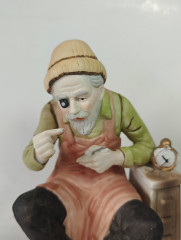 Статуэтка винтажная Dresden &quot;Часовщик&quot;, фарфор, 19 см, Германия, 1960-70гг.