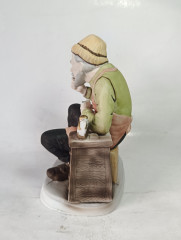 Статуэтка винтажная Dresden &quot;Часовщик&quot;, фарфор, 19 см, Германия, 1960-70гг.