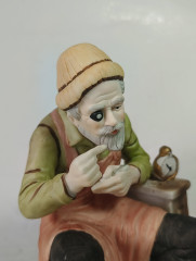 Статуэтка винтажная Dresden &quot;Часовщик&quot;, фарфор, 19 см, Германия, 1960-70гг.