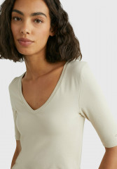 Tommy Hilfiger MODERN CO EA V-NK  SLV Basic T-shirt light sandalwood MODERN CO EA V-NK SLV Базовая футболка светлое сандаловое дерево