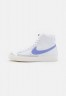 Nike Sportswear BLAZER MID 77 Sneaker high white/light thistle/sail/black/team orange BLAZER MID 77 Высокие кроссовки женские белый/светлый чертополох/парус/черный/оранжевый