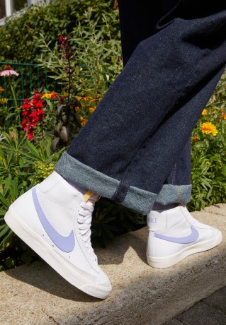Nike Sportswear BLAZER MID 77 Sneaker high white/light thistle/sail/black/team orange BLAZER MID 77 Высокие кроссовки женские белый/светлый чертополох/парус/черный/оранжевый