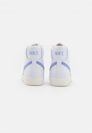 Nike Sportswear BLAZER MID 77 Sneaker high white/light thistle/sail/black/team orange BLAZER MID 77 Высокие кроссовки женские белый/светлый чертополох/парус/черный/оранжевый