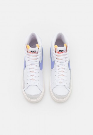Nike Sportswear BLAZER MID 77 Sneaker high white/light thistle/sail/black/team orange BLAZER MID 77 Высокие кроссовки женские белый/светлый чертополох/парус/черный/оранжевый