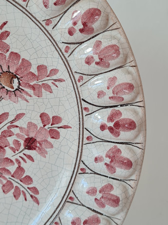 Тарелка декоративная винтажная Im Stil Karlsruhe с розовым цветочным декором, эффект кракелюра, керамика, 25 см, Германия, 1960-70гг.