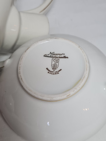 Набор для чая винтажный Neuerer KG / Germany US Zone (Bavaria) с черно-золотым орнаментом - заварочный чайник с электровилкой, молочник и сахарница, фарфор, Германия, 1946-49гг.