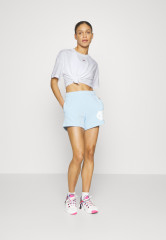 Tommy Hilfiger ESSENTIALS RELAXED CROPPED TEE Sports T-shirt optic white УКОРОЧЕННАЯ ФУТБОЛКА ESSENTIALS RELAXED Спортивная футболка оптический белый