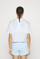 Tommy Hilfiger ESSENTIALS RELAXED CROPPED TEE Sports T-shirt optic white УКОРОЧЕННАЯ ФУТБОЛКА ESSENTIALS RELAXED Спортивная футболка оптический белый