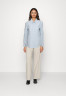 Tommy Hilfiger REGULAR Button-down blouse breezy blue REGULAR Блузка на пуговицах свежий синий