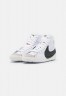 Nike Sportswear BLAZER MID #x27;77 JUMBO UNISEX Sneaker high white/black/sail/team orange BLAZER MID #x27;77 JUMBO UNISEX — Высокие кроссовки женские белый/черный/парус/командно-оранжевый