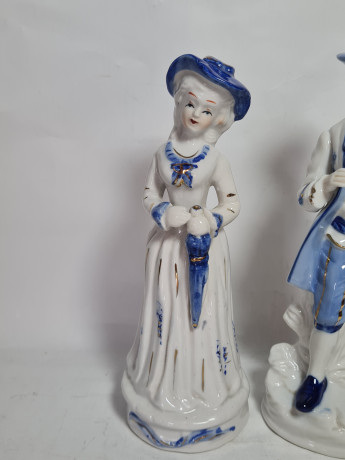 Две статуэтки винтажные "Кавалер в сюртуке и шляпе" и "Дама в шляпе с зонтом", фарфор, Китай, 1970-80гг.