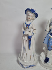 Две статуэтки винтажные &quot;Кавалер в сюртуке и шляпе&quot; и &quot;Дама в шляпе с зонтом&quot;, фарфор, Китай, 1970-80гг.