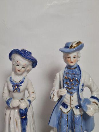 Две статуэтки винтажные "Кавалер в сюртуке и шляпе" и "Дама в шляпе с зонтом", фарфор, Китай, 1970-80гг.