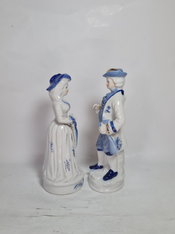 Две статуэтки винтажные "Кавалер в сюртуке и шляпе" и "Дама в шляпе с зонтом", фарфор, Китай, 1970-80гг.