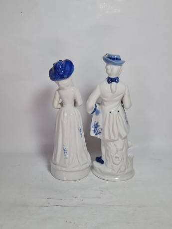 Две статуэтки винтажные "Кавалер в сюртуке и шляпе" и "Дама в шляпе с зонтом", фарфор, Китай, 1970-80гг.