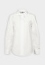 Tommy Hilfiger REGULAR Button-down blouse optic white REGULAR Блузка на пуговицах оптический белый