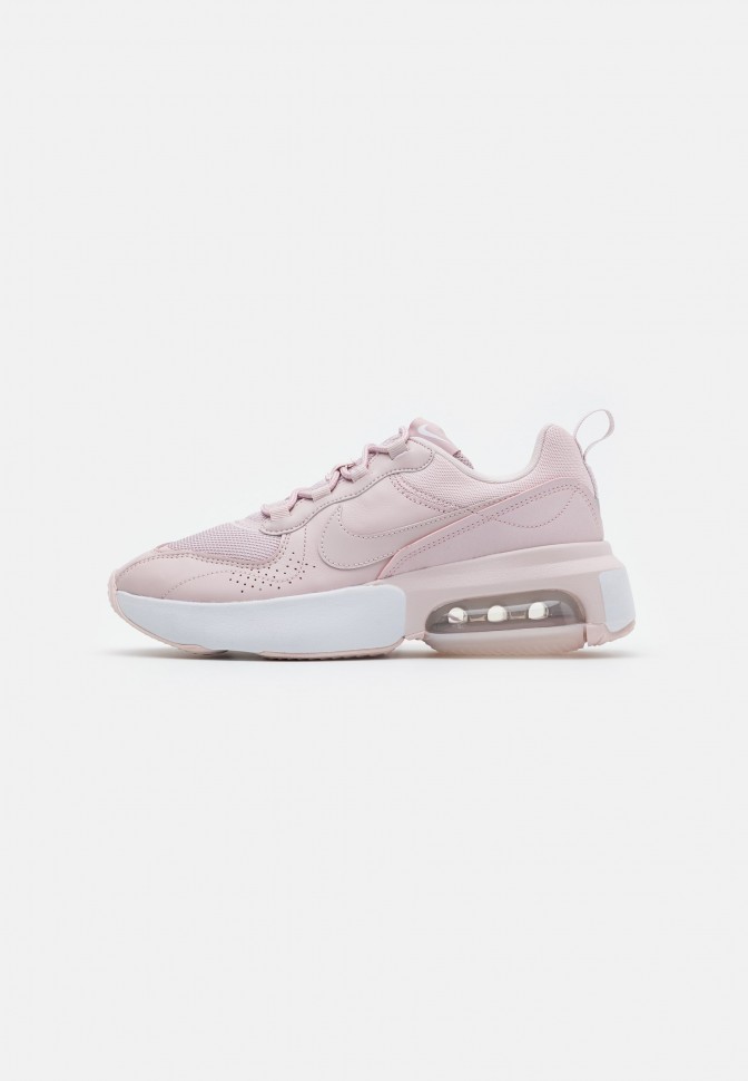 Купить Nike Sportswear AIR MAX VERONA Sneaker low barely  rose/white/metallic silver AIR MAX VERONA Низкие кроссовки женские едва  розовый/белый/серебристый металлик в интернет-магазине Diskontshop.eu  Германия всего за 15 354 руб. в