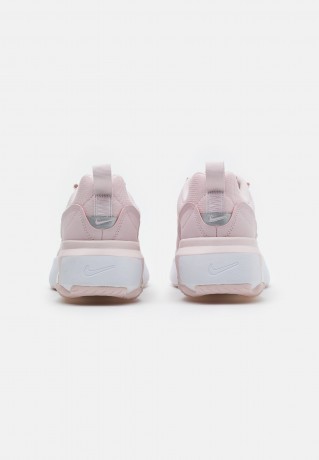 Nike Sportswear AIR MAX VERONA Sneaker low barely rose/white/metallic silver AIR MAX VERONA Низкие кроссовки женские едва розовый/белый/серебристый металлик