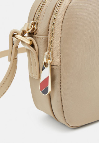 Tommy Hilfiger POPPY CROSSOVER Across body bag beige POPPY CROSSOVER Сумка через плечо бежевый