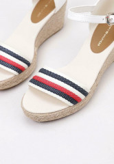 Tommy Hilfiger MID CORPORATE Wedge sandals white MID CORPORATE Босоножки на танкетке белый