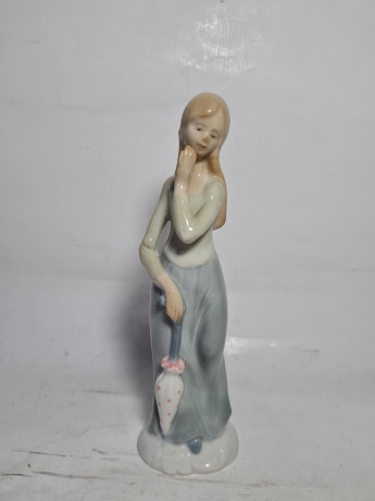 Статуэтка винтажная Im Stil Llardo "Девушка с зонтиком", фарфор, 20.5 см, Германия, 1960-70гг.