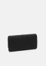 Tommy Hilfiger PLUSH LARGE FLAP WALLET Wallet black КОШЕЛЕК С БОЛЬШИМ КЛАПАНОМ PLUSH Бумажник черный