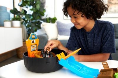 Mattel Hot Wheels Monster Truck Stunt-Reifen-Spielset inkl. 2 Spielzeugautos Игровой набор Hot Wheels Monster Truck Stunt Tire включает 2 игрушечных автомобиля.