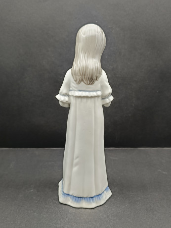 Статуэтка винтажная "Девочка с книгой" в бело-голубых тонах, фарфор, 22 х 7.5 см, ГДР, 1980-90гг.