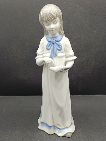 Статуэтка винтажная "Девочка с книгой" в бело-голубых тонах, фарфор, 22 х 7.5 см, ГДР, 1980-90гг.