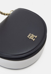 Tommy Hilfiger CHIC SADDLE BAG Across body bag space blue/optic white mix CHIC SADDLE BAG Сумка через плечо космический синий/оптический белый микс