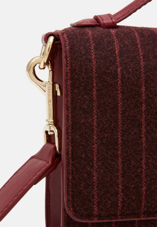 Tommy Hilfiger CHIC CROSSOVER PINSTRIPE Handbag red allover CHIC CROSSOVER PINSTRIPE Сумка красный повсюду