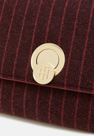 Tommy Hilfiger CHIC CROSSOVER PINSTRIPE Handbag red allover CHIC CROSSOVER PINSTRIPE Сумка красный повсюду