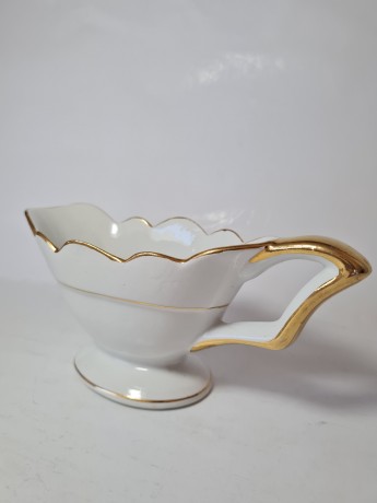 Ceramiche Piemontesi Фарфоровый белый соусник с рельефным позолоченным краем и ручкой, 8см х 9см, 1960-70гг.