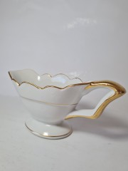 Ceramiche Piemontesi Фарфоровый белый соусник с рельефным позолоченным краем и ручкой, 8см х 9см, 1960-70гг.
