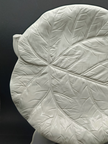 Фруктовница винтажная большая Bassano в форме листа, керамика, 31.5 х 4 см, Италия, 1960-69гг.