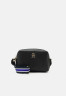 Tommy Hilfiger LIFE CAMERA BAG Across body bag black LIFE CAMERA BAG Сумка через плечо черный