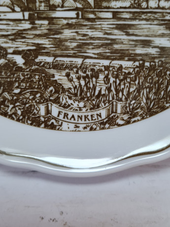 Тарелка декоративная винтажная Hutschenreuther, белый фарфор с рисунком в коричневых тонах "Винодельческие районы Германии", 20 x 2,5 см, Германия, 1960-70гг.