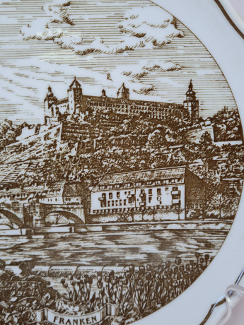 Тарелка декоративная винтажная Hutschenreuther, белый фарфор с рисунком в коричневых тонах "Винодельческие районы Германии", 20 x 2,5 см, Германия, 1960-70гг.