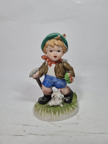 Фигурка винтажная Im Stil Goebel " Мальчик с топором и кроликом", ручная роспись, фарфор, 13 см, Тайвань, 1960-70гг.