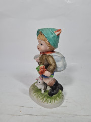Фигурка винтажная Im Stil Goebel " Мальчик с топором и кроликом", ручная роспись, фарфор, 13 см, Тайвань, 1960-70гг.