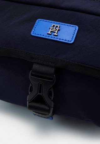 Tommy Hilfiger MODERN UTILITY REPORTER UNISEX Across body bag space blue MODERN UTILITY REPORTER UNISEX Сумка через плечо космический синий