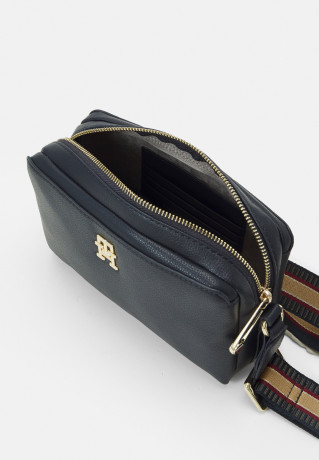 Tommy Hilfiger LIFE CAMERA BAG Across body bag space blue LIFE CAMERA BAG Сумка через плечо космический синий